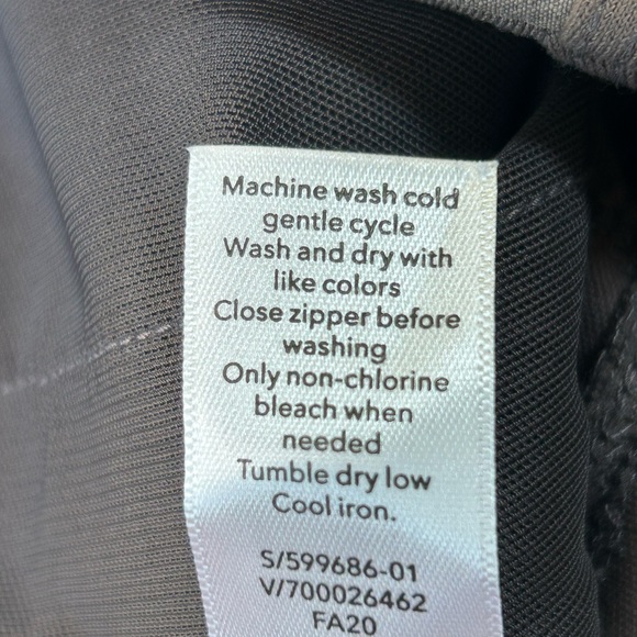 Athleta Headlands Hybrid Tight Pant in Shale (grey) size 4. Nice shape - Picture 16 of 16